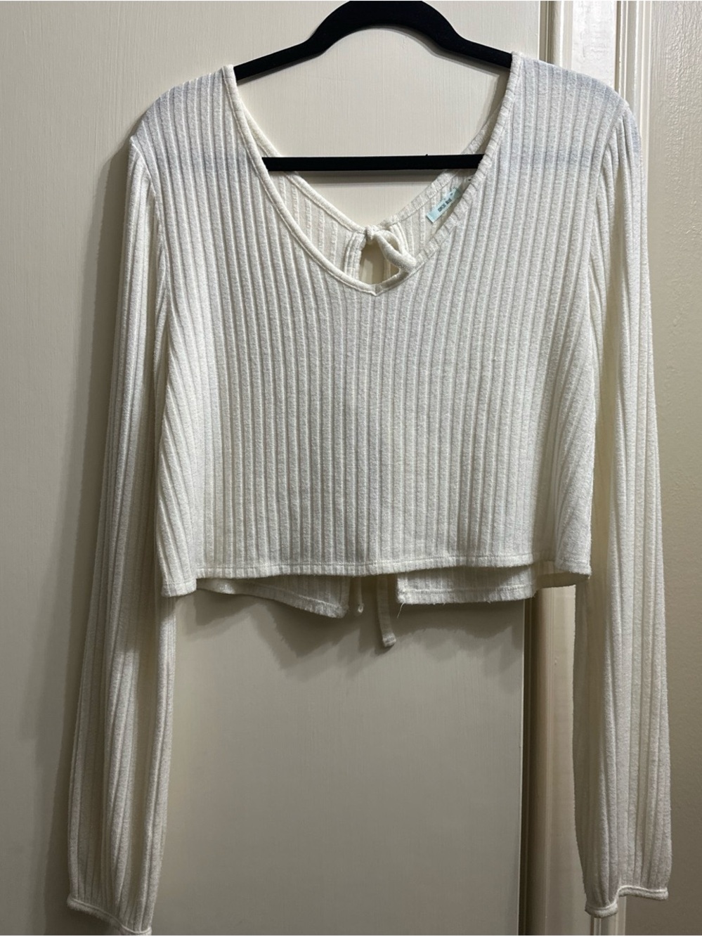 Kimchi Blue Ivory Ribbed V‑Neck Cropped Long Sleeve Top